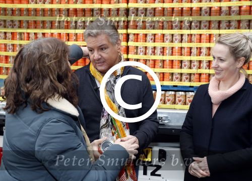 Amsterdam 6 februari 2017
Rene Froger krijgt van honig 150.000 potjes voor de voedselbank.