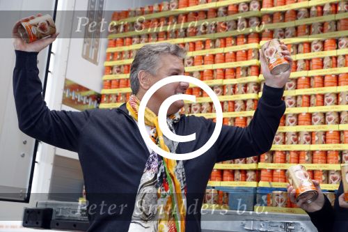 Amsterdam 6 februari 2017
Rene Froger krijgt van honig 150.000 potjes voor de voedselbank.