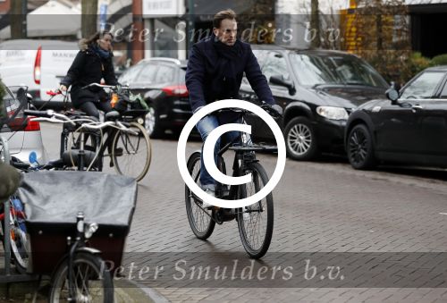 Amsterdam 7 februari 2017 
Ronald de Boer op zijn electrische fiets op de cornelis schuytstraat