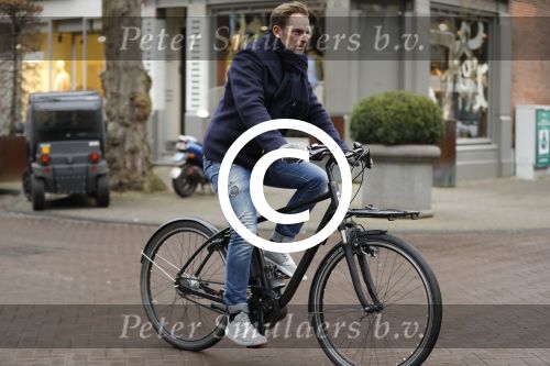 Amsterdam 7 februari 2017 
Ronald de Boer op zijn electrische fiets op de cornelis schuytstraat