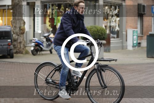 Amsterdam 7 februari 2017 
Ronald de Boer op zijn electrische fiets op de cornelis schuytstraat