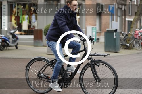 Amsterdam 7 februari 2017 
Ronald de Boer op zijn electrische fiets op de cornelis schuytstraat