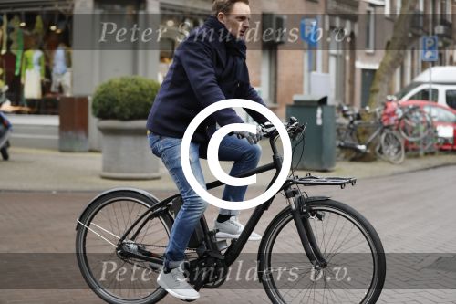 Amsterdam 7 februari 2017 
Ronald de Boer op zijn electrische fiets op de cornelis schuytstraat