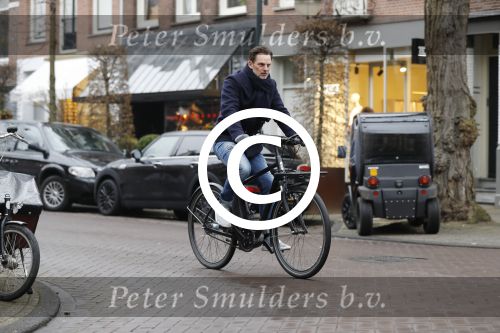 Amsterdam 7 februari 2017 
Ronald de Boer op zijn electrische fiets op de cornelis schuytstraat