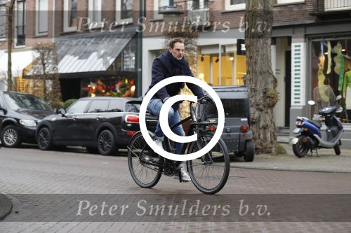 Amsterdam 7 februari 2017 
Ronald de Boer op zijn electrische fiets op de cornelis schuytstraat