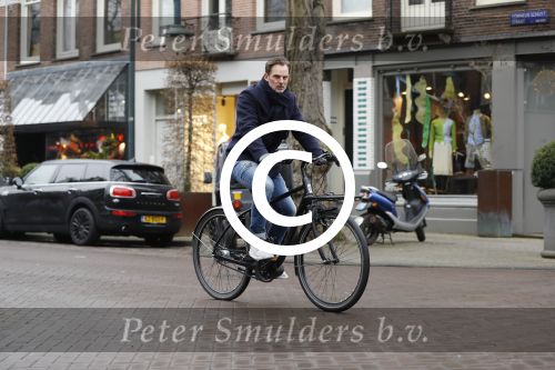 Amsterdam 7 februari 2017 
Ronald de Boer op zijn electrische fiets op de cornelis schuytstraat