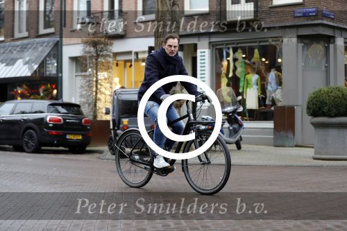 Amsterdam 7 februari 2017 
Ronald de Boer op zijn electrische fiets op de cornelis schuytstraat