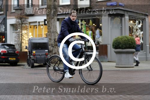 Amsterdam 7 februari 2017 
Ronald de Boer op zijn electrische fiets op de cornelis schuytstraat