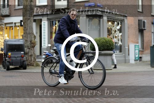 Amsterdam 7 februari 2017 
Ronald de Boer op zijn electrische fiets op de cornelis schuytstraat