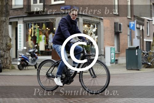 Amsterdam 7 februari 2017 
Ronald de Boer op zijn electrische fiets op de cornelis schuytstraat