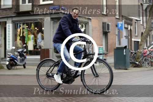 Amsterdam 7 februari 2017 
Ronald de Boer op zijn electrische fiets op de cornelis schuytstraat