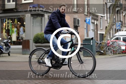 Amsterdam 7 februari 2017 
Ronald de Boer op zijn electrische fiets op de cornelis schuytstraat