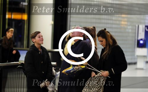 Schiphol 17 februari 2017 
Xander en Sophie de Buisonje komen met hun dochter Cela Lynn en zoon Dex aan op schiphol. Beide ouders familie en Sem v Dijk wachten ze op . Ook de hond is meegekomen.