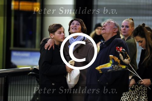Schiphol 17 februari 2017 
Xander en Sophie de Buisonje komen met hun dochter Cela Lynn en zoon Dex aan op schiphol. Beide ouders familie en Sem v Dijk wachten ze op . Ook de hond is meegekomen.