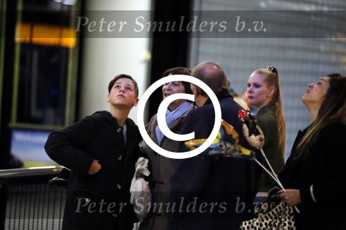 Schiphol 17 februari 2017 
Xander en Sophie de Buisonje komen met hun dochter Cela Lynn en zoon Dex aan op schiphol. Beide ouders familie en Sem v Dijk wachten ze op . Ook de hond is meegekomen.
