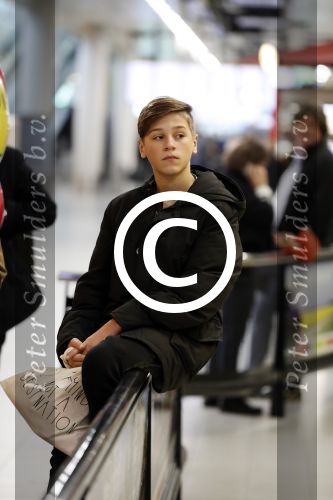 Schiphol 17 februari 2017 
Xander en Sophie de Buisonje komen met hun dochter Cela Lynn en zoon Dex aan op schiphol. Beide ouders familie en Sem v Dijk wachten ze op . Ook de hond is meegekomen.