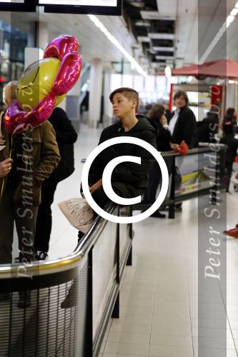 Schiphol 17 februari 2017 
Xander en Sophie de Buisonje komen met hun dochter Cela Lynn en zoon Dex aan op schiphol. Beide ouders familie en Sem v Dijk wachten ze op . Ook de hond is meegekomen.