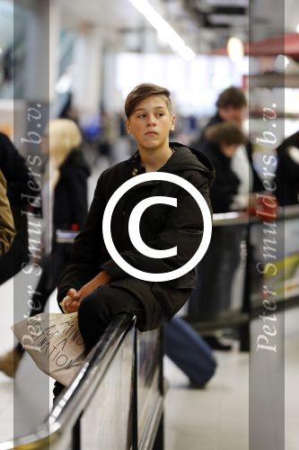 Schiphol 17 februari 2017 
Xander en Sophie de Buisonje komen met hun dochter Cela Lynn en zoon Dex aan op schiphol. Beide ouders familie en Sem v Dijk wachten ze op . Ook de hond is meegekomen.