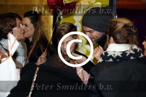 Schiphol 17 februari 2017 
Xander en Sophie de Buisonje komen met hun dochter Cela Lynn en zoon Dex aan op schiphol. Beide ouders familie en Sem v Dijk wachten ze op . Ook de hond is meegekomen.