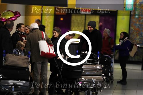 Schiphol 17 februari 2017 
Xander en Sophie de Buisonje komen met hun dochter Cela Lynn en zoon Dex aan op schiphol. Beide ouders familie en Sem v Dijk wachten ze op . Ook de hond is meegekomen.