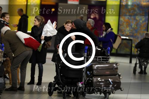 Schiphol 17 februari 2017 
Xander en Sophie de Buisonje komen met hun dochter Cela Lynn en zoon Dex aan op schiphol. Beide ouders familie en Sem v Dijk wachten ze op . Ook de hond is meegekomen.