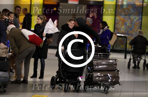 Schiphol 17 februari 2017 
Xander en Sophie de Buisonje komen met hun dochter Cela Lynn en zoon Dex aan op schiphol. Beide ouders familie en Sem v Dijk wachten ze op . Ook de hond is meegekomen.