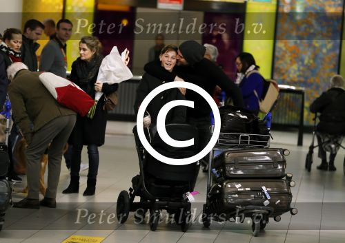 Schiphol 17 februari 2017 
Xander en Sophie de Buisonje komen met hun dochter Cela Lynn en zoon Dex aan op schiphol. Beide ouders familie en Sem v Dijk wachten ze op . Ook de hond is meegekomen.