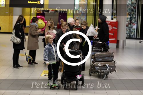 Schiphol 17 februari 2017 
Xander en Sophie de Buisonje komen met hun dochter Cela Lynn en zoon Dex aan op schiphol. Beide ouders familie en Sem v Dijk wachten ze op . Ook de hond is meegekomen.