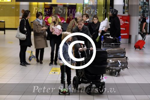 Schiphol 17 februari 2017 
Xander en Sophie de Buisonje komen met hun dochter Cela Lynn en zoon Dex aan op schiphol. Beide ouders familie en Sem v Dijk wachten ze op . Ook de hond is meegekomen.