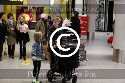 Schiphol 17 februari 2017 
Xander en Sophie de Buisonje komen met hun dochter Cela Lynn en zoon Dex aan op schiphol. Beide ouders familie en Sem v Dijk wachten ze op . Ook de hond is meegekomen.