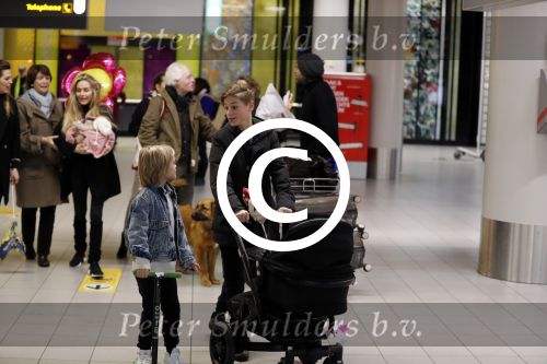 Schiphol 17 februari 2017 
Xander en Sophie de Buisonje komen met hun dochter Cela Lynn en zoon Dex aan op schiphol. Beide ouders familie en Sem v Dijk wachten ze op . Ook de hond is meegekomen.