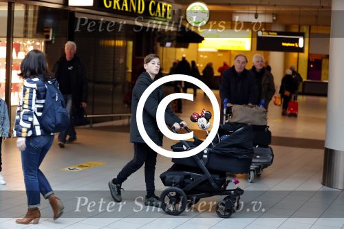 Schiphol 17 februari 2017 
Xander en Sophie de Buisonje komen met hun dochter Cela Lynn en zoon Dex aan op schiphol. Beide ouders familie en Sem v Dijk wachten ze op . Ook de hond is meegekomen.