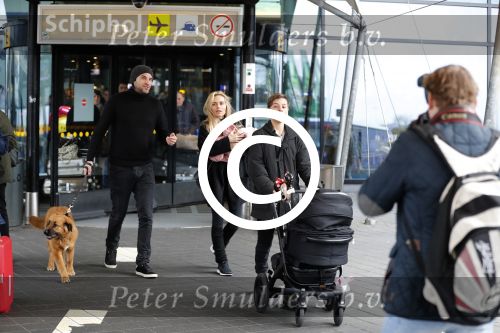 Schiphol 17 februari 2017 
Xander en Sophie de Buisonje komen met hun dochter Cela Lynn en zoon Dex aan op schiphol. Beide ouders familie en Sem v Dijk wachten ze op . Ook de hond is meegekomen.