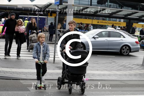 Schiphol 17 februari 2017 
Xander en Sophie de Buisonje komen met hun dochter Cela Lynn en zoon Dex aan op schiphol. Beide ouders familie en Sem v Dijk wachten ze op . Ook de hond is meegekomen.