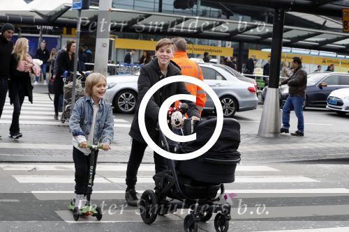 Schiphol 17 februari 2017 
Xander en Sophie de Buisonje komen met hun dochter Cela Lynn en zoon Dex aan op schiphol. Beide ouders familie en Sem v Dijk wachten ze op . Ook de hond is meegekomen.