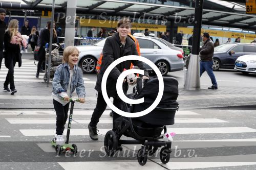Schiphol 17 februari 2017 
Xander en Sophie de Buisonje komen met hun dochter Cela Lynn en zoon Dex aan op schiphol. Beide ouders familie en Sem v Dijk wachten ze op . Ook de hond is meegekomen.