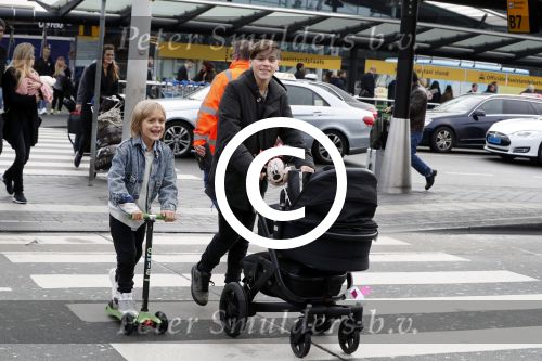 Schiphol 17 februari 2017 
Xander en Sophie de Buisonje komen met hun dochter Cela Lynn en zoon Dex aan op schiphol. Beide ouders familie en Sem v Dijk wachten ze op . Ook de hond is meegekomen.