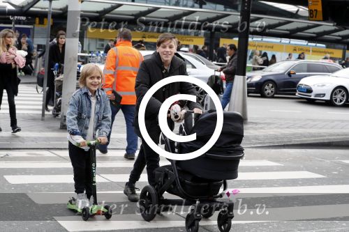 Schiphol 17 februari 2017 
Xander en Sophie de Buisonje komen met hun dochter Cela Lynn en zoon Dex aan op schiphol. Beide ouders familie en Sem v Dijk wachten ze op . Ook de hond is meegekomen.