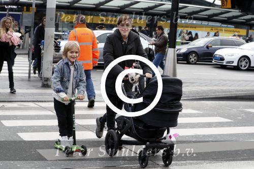 Schiphol 17 februari 2017 
Xander en Sophie de Buisonje komen met hun dochter Cela Lynn en zoon Dex aan op schiphol. Beide ouders familie en Sem v Dijk wachten ze op . Ook de hond is meegekomen.