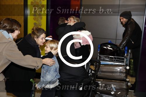 Schiphol 17 februari 2017 
Xander en Sophie de Buisonje komen met hun dochter Cela Lynn en zoon Dex aan op schiphol. Beide ouders familie en Sem v Dijk wachten ze op . Ook de hond is meegekomen.