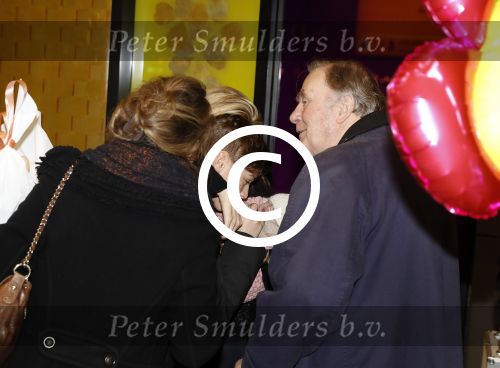 Schiphol 17 februari 2017 
Xander en Sophie de Buisonje komen met hun dochter Cela Lynn en zoon Dex aan op schiphol. Beide ouders familie en Sem v Dijk wachten ze op . Ook de hond is meegekomen.