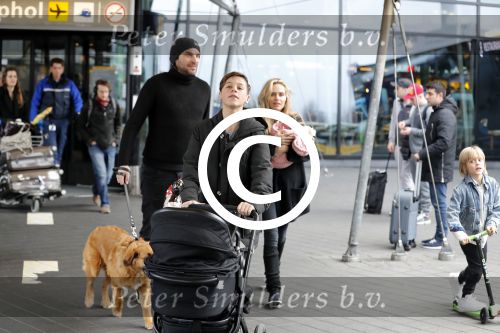 Schiphol 17 februari 2017 
Xander en Sophie de Buisonje komen met hun dochter Cela Lynn en zoon Dex aan op schiphol. Beide ouders familie en Sem v Dijk wachten ze op . Ook de hond is meegekomen.