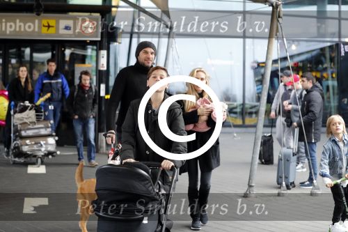 Schiphol 17 februari 2017 
Xander en Sophie de Buisonje komen met hun dochter Cela Lynn en zoon Dex aan op schiphol. Beide ouders familie en Sem v Dijk wachten ze op . Ook de hond is meegekomen.