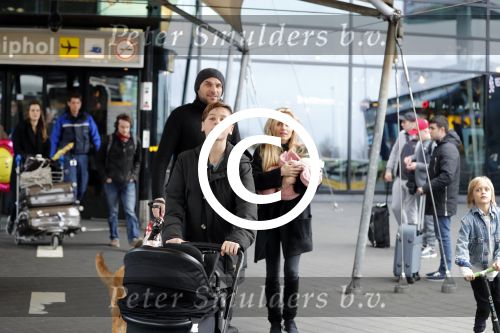 Schiphol 17 februari 2017 
Xander en Sophie de Buisonje komen met hun dochter Cela Lynn en zoon Dex aan op schiphol. Beide ouders familie en Sem v Dijk wachten ze op . Ook de hond is meegekomen.