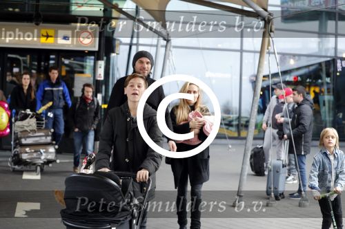 Schiphol 17 februari 2017 
Xander en Sophie de Buisonje komen met hun dochter Cela Lynn en zoon Dex aan op schiphol. Beide ouders familie en Sem v Dijk wachten ze op . Ook de hond is meegekomen.