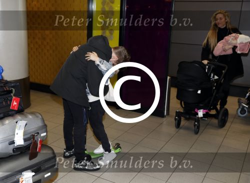 Schiphol 17 februari 2017 
Xander en Sophie de Buisonje komen met hun dochter Cela Lynn en zoon Dex aan op schiphol. Beide ouders familie en Sem v Dijk wachten ze op . Ook de hond is meegekomen.