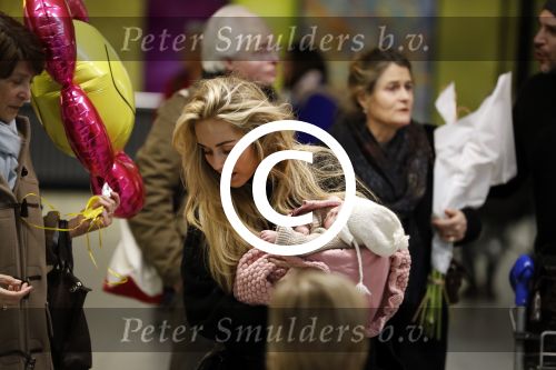 Schiphol 17 februari 2017 
Xander en Sophie de Buisonje komen met hun dochter Cela Lynn en zoon Dex aan op schiphol. Beide ouders familie en Sem v Dijk wachten ze op . Ook de hond is meegekomen.