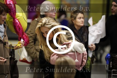 Schiphol 17 februari 2017 
Xander en Sophie de Buisonje komen met hun dochter Cela Lynn en zoon Dex aan op schiphol. Beide ouders familie en Sem v Dijk wachten ze op . Ook de hond is meegekomen.