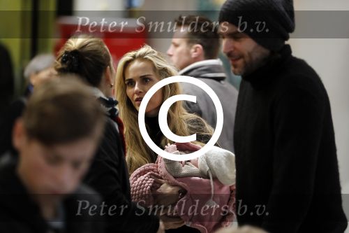 Schiphol 17 februari 2017 
Xander en Sophie de Buisonje komen met hun dochter Cela Lynn en zoon Dex aan op schiphol. Beide ouders familie en Sem v Dijk wachten ze op . Ook de hond is meegekomen.