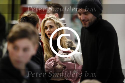 Schiphol 17 februari 2017 
Xander en Sophie de Buisonje komen met hun dochter Cela Lynn en zoon Dex aan op schiphol. Beide ouders familie en Sem v Dijk wachten ze op . Ook de hond is meegekomen.